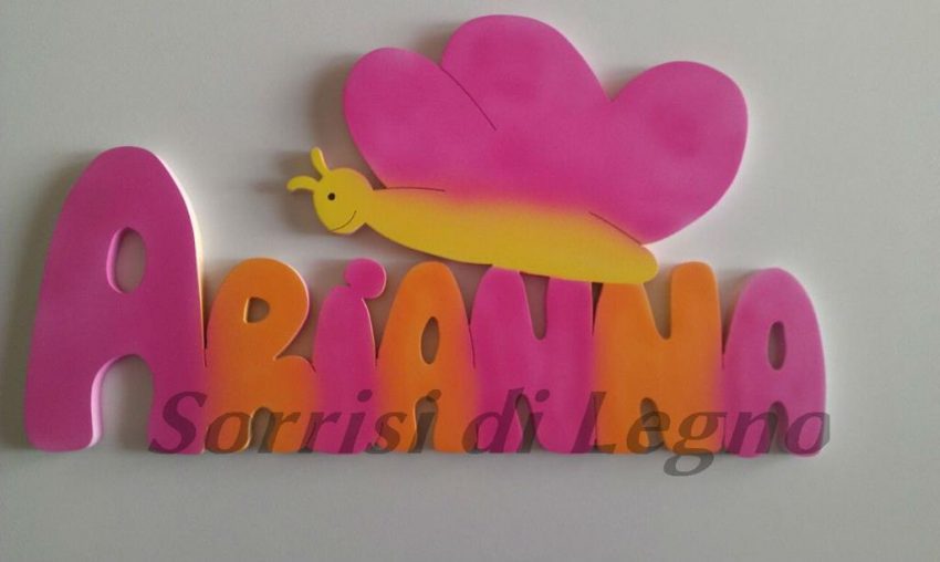 Che Colore Porta Il Nome Arianna Nome in legno Arianna con farfalla in volo - Sorrisi di Legno