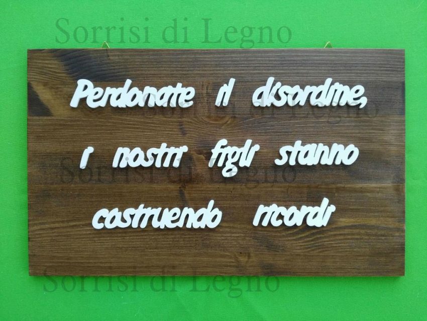 quadro-in-legno-di-pino-con-scritta-in-rilievo