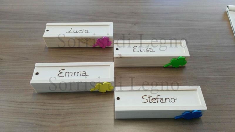 Astucci in legno con i nomi con applicazioni