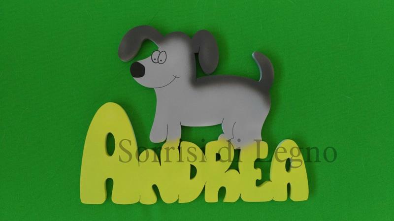 Scritta nome Andre su legno verniciato giallo con un cane