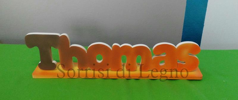 Nome Thomas in legno su base