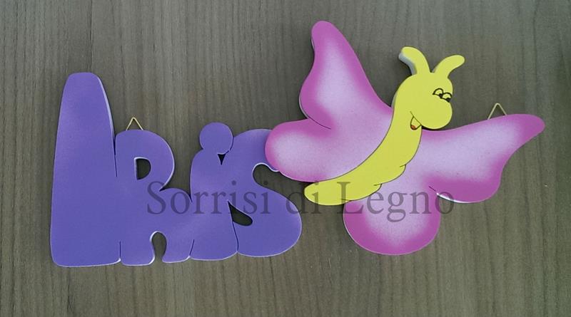 Scritta con il nome di Iris con una farfalla colorata
