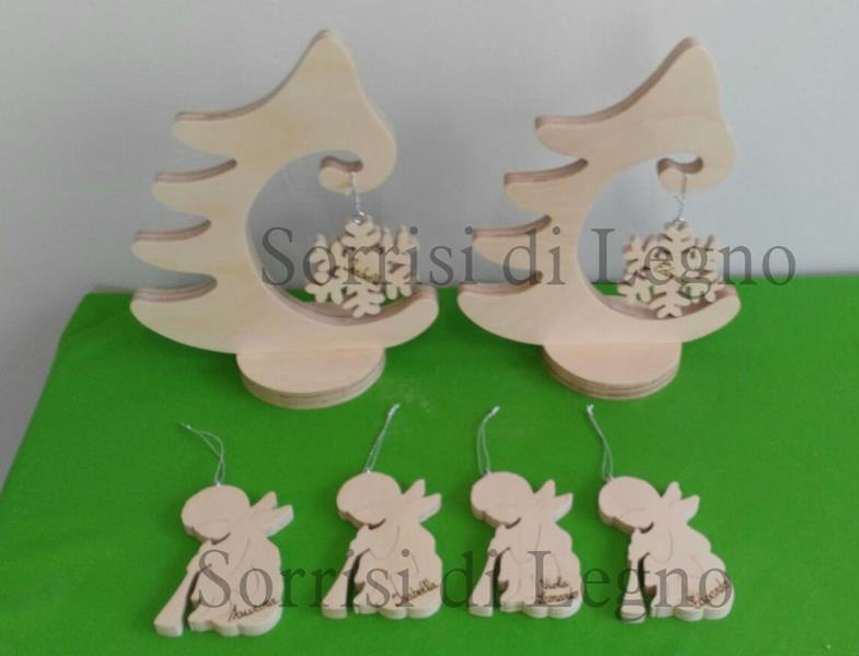 Alberi natalizi in multi strato grezzo con angioletti e fiocchi di neve