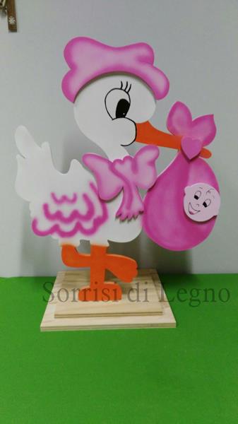 Cicogna in legno di colore rosa da installare su un pilastro