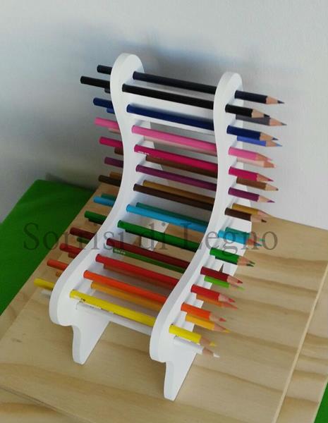 Panchina in legno verniciato con i 24 pastelli