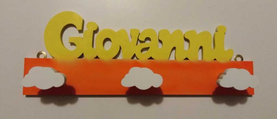 Appendiabiti in legno con la scritta Giovanni
