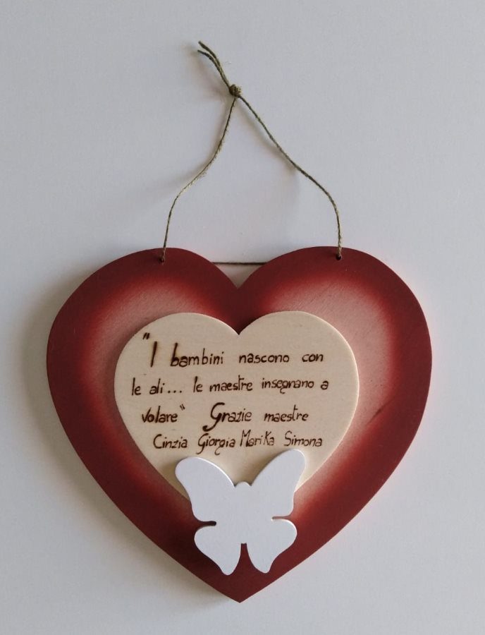 Cuore in legno verniciato e pirografato, con una applicazione della fafalla bianca