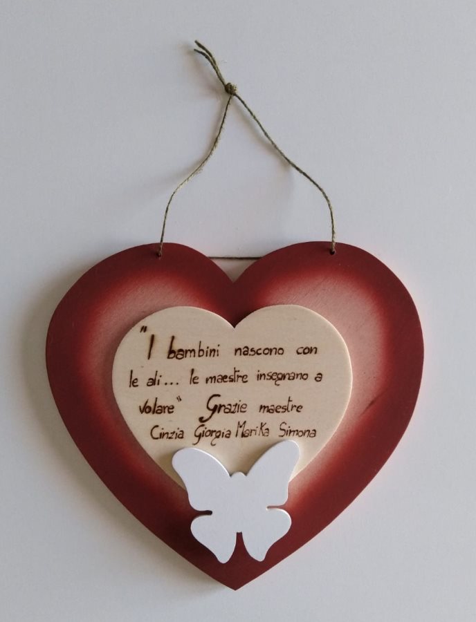 Cuore in legno verniciato e pirografato, con una applicazione della fafalla bianca