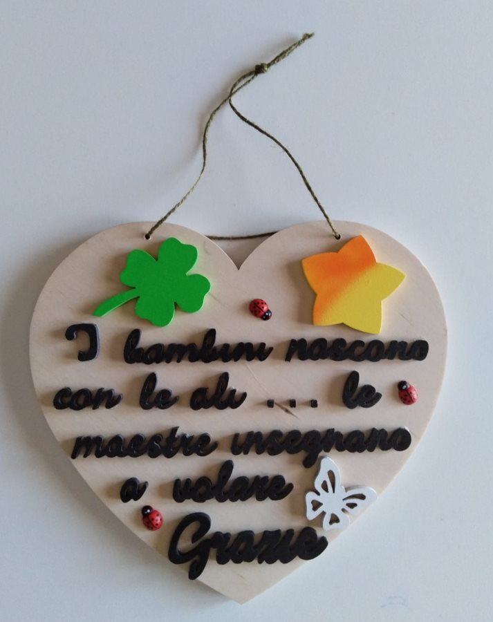 Cuore in legno con la scritta intagliata e incollata in rilievo