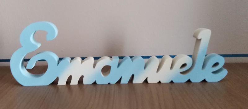 Nome Emanuele appoggiato in legno e verniciato con sfumature