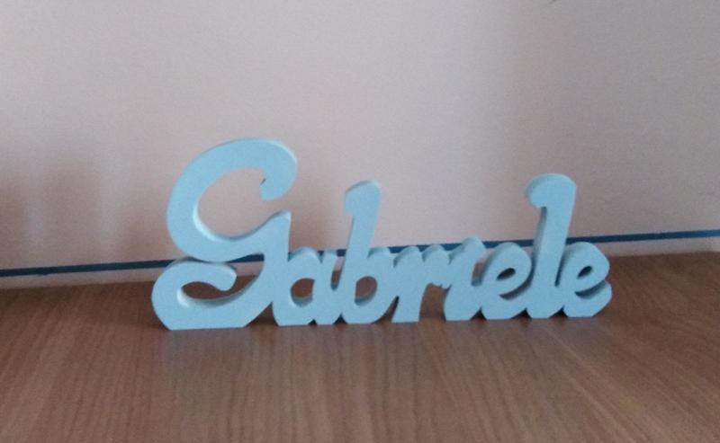 Nome Gabriele appoggiato in legno e verniciato