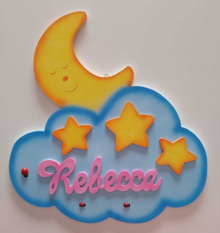 Nuvoletta in legno con il nome Rebecca, si trovano anche delle stelle applicate e una luna sorridente