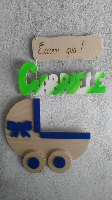 Culla in legno con un fiocco azzurro nascita con il nome Gabriele