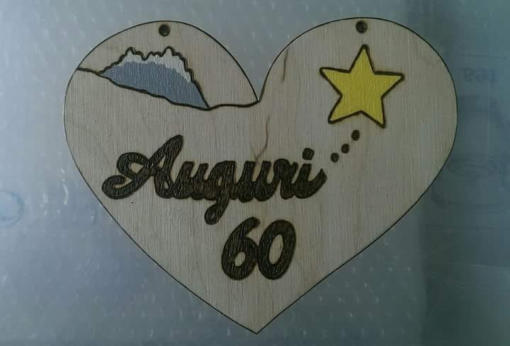 Cuore in legno a forma di cuore, pirografato e verniciato