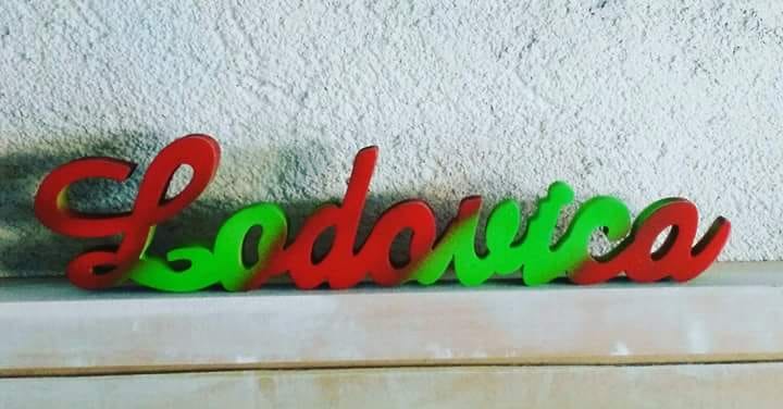 Nome Lodovica appoggiato e colorato
