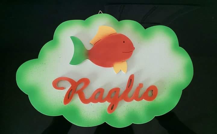 Nuvoletta in legno con il nome Raglio e un'applicazione con il pesce
