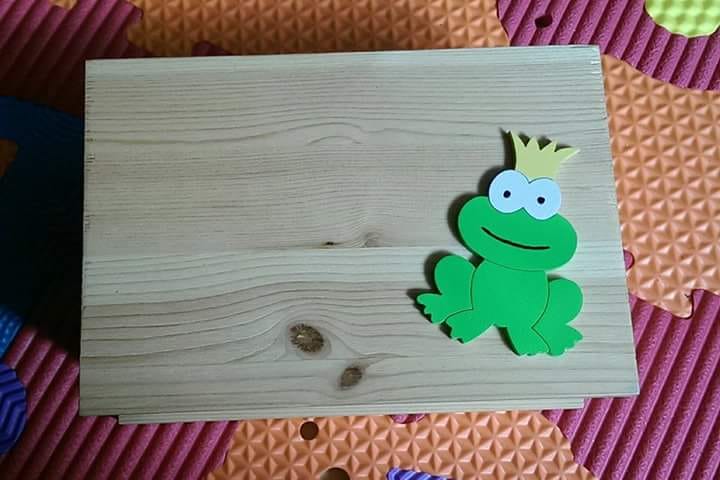 Cassettina aperta in legno per le porta salviette, applicazione della rana colorata