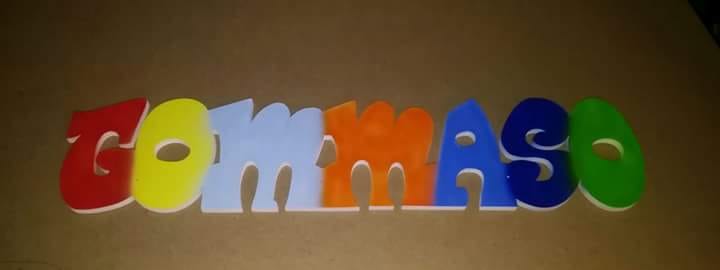 Scritta in legno con il nome Tommaso, verniciato a multicolore